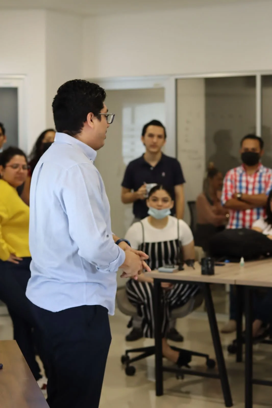 Alex Martínez dando una clase presencial